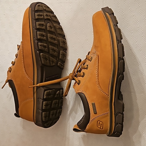 EUC Sketchers 9.5 waterproof shoes - Picture 2 of 5